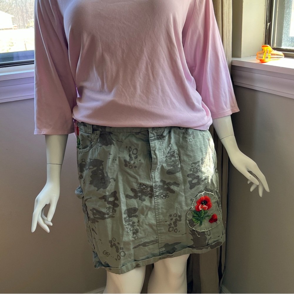 Camo mini skirt with flower embroidery